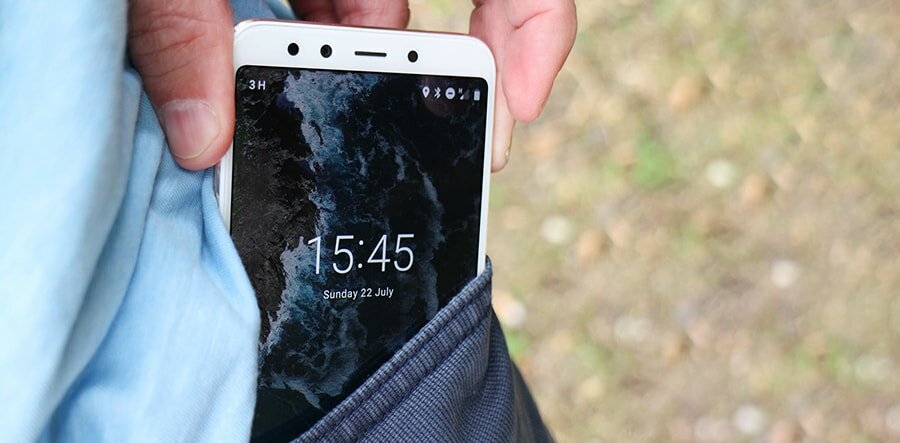 Xiaomi Mi A2 в кармане
