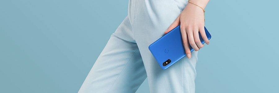 Xiaomi Mi MAX 3 в руке